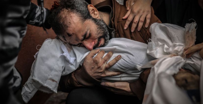 أب يذرف الدموع على طفله الشهيد. الحرب على غزة