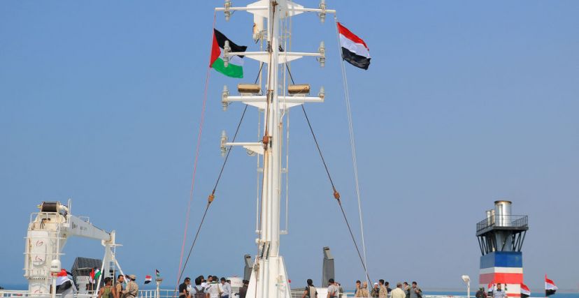 صورة تم التقاطها خلال جولة منظمة للحوثيين في اليمن (على متنها) في 22 نوفمبر 2023 تظهر سفينة الشحن جالاكسي ليدر، التي استولى عليها المقاتلون الحوثيون قبل يومين، راسية في ميناء على البحر الأحمر في محافظة الحديدة اليمنية.