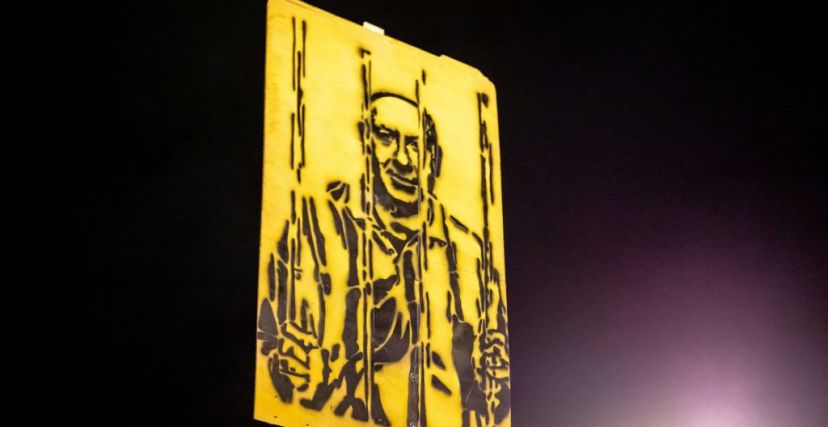 صورة لنتنياهو وقد بدا خلف قضبان السجن، رفعها إسرائيليون خلال تظاهرة - getty 