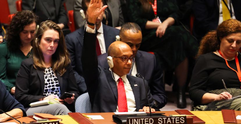 المندوب الأمريكي في مجلس الأمن لحظة التصويب ضدّ وقف نار إنساني في قطاع غزة CHARLY TRIBALLEAU/ Getty Images