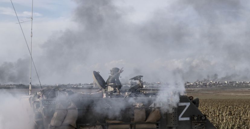 09 ديسمبر/كانون الأول: تواصل إسرائيل نشر جنود ودبابات وطائرات عسكرية ومركبات مدرعة بالقرب من حي الشجاعية في غزة