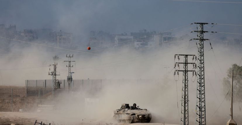 مركبة عسكرية إسرائيلية قادمة من شمال غزة، وسط معارك مستمرة بين الاحتلال وحركة حماس