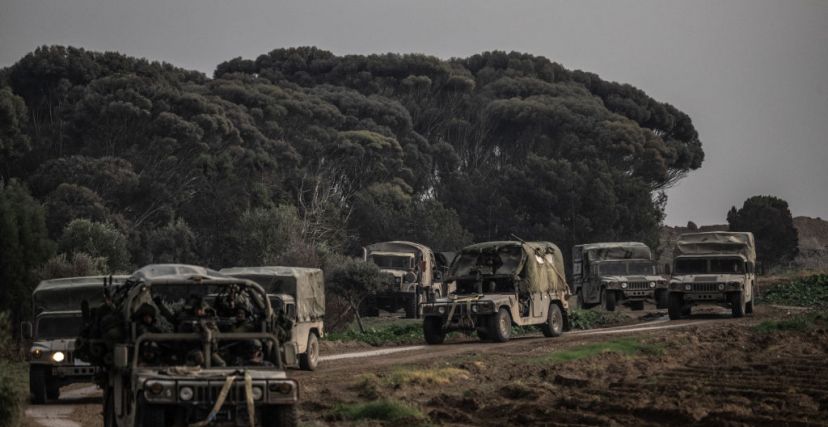 مركبات عسكرية إسرائيلية في غلاف غزة - Mostafa Alkharouf/ Getty Images