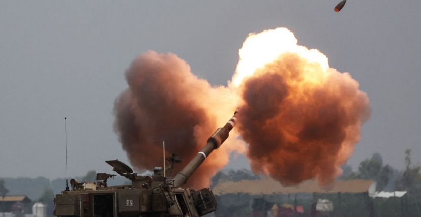 مدفعية إسرائيلية تطلق قذائفها على المنازل الفلسطينية شمال قطاع غزة - Getty Images