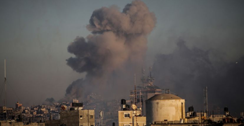 ارتفاع أعمدة الدخان بعد غارة إسرائيلية على قطاع غزة.