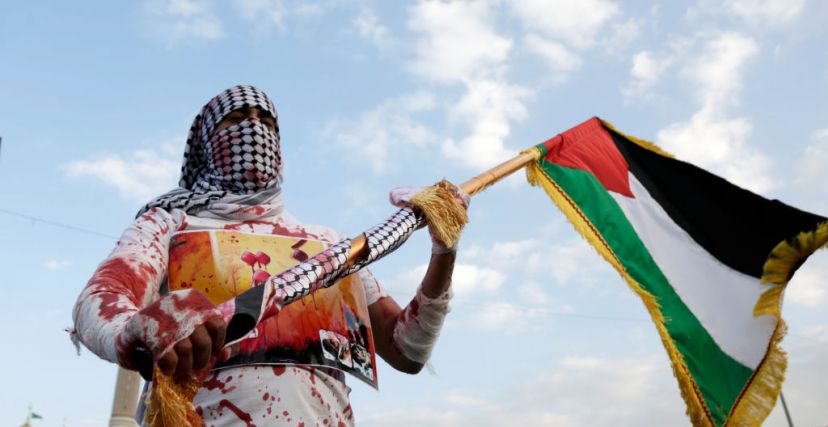 متظاهر يعكس غزة الجريحة في صنعاء باليمن -  Mohammed Hamoud/Getty Images