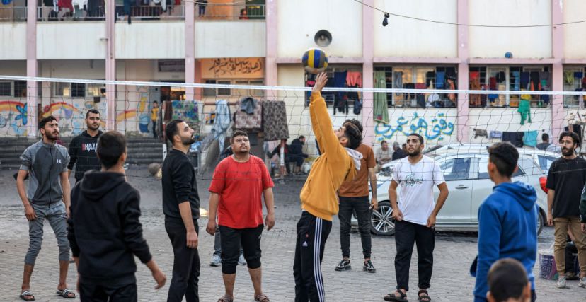نازحون يمارسون الرياضة في أحد مدارس أونروا برفح جنوب قطاع غزة - MAHMUD HAMS/ Getty Images
