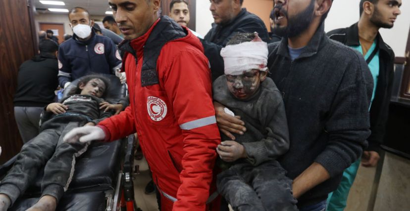 إصابات وصلت مستشفى شهداء الأقصى جرّاء الاستهدافات الإسرائيلية اليوم - Ashraf Amra/ Getty Images