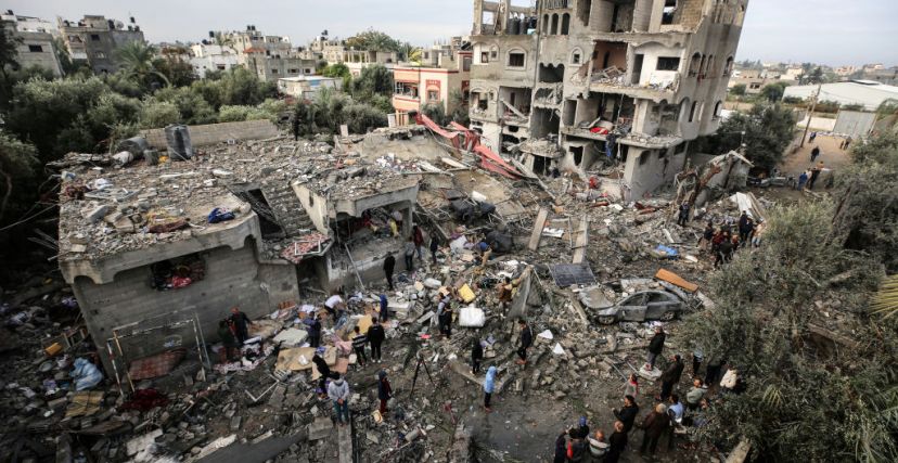 مواطنون يبحثون عن ناجين بعد قصف الاحتلال 4 منازل في مخيم المغازي. 25 أكتوبر 2023