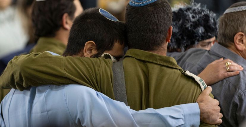 مشيعون يحضرون جنازة الرقيب العسكري الإسرائيلي إليشا يهوناتان لوبر (24 عامًا) الذي قُتل في جنوب غزة في 27 ديسمبر 2023 في مقبرة جبل هرتزل العسكرية في القدس.