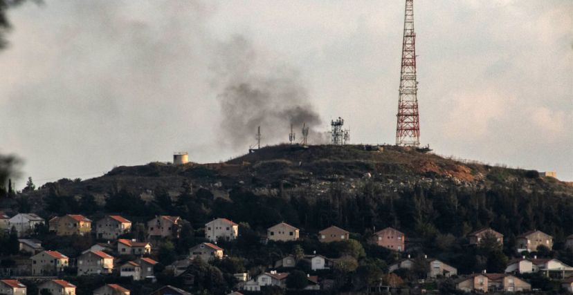  الدخان يتصاعد من منشأة عسكرية إسرائيلية بعد أن أطلق حزب الله الصواريخ عليها. 31 ديسمبر 2023