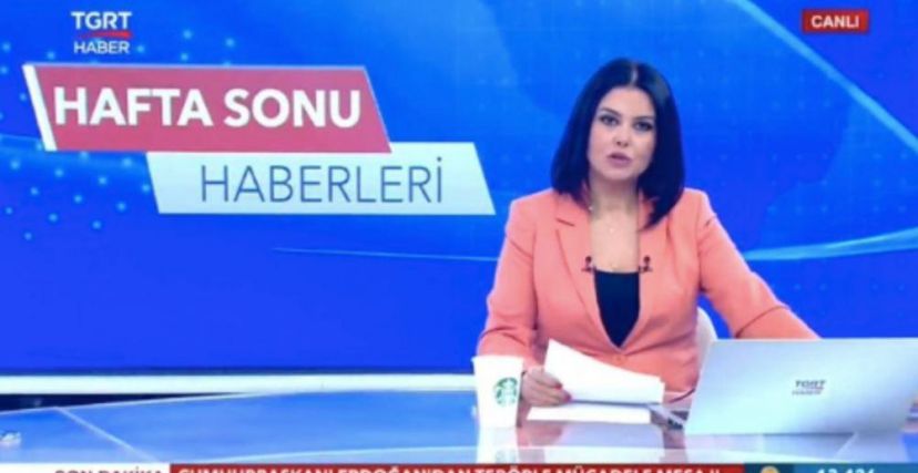 المذيعة "ميلتم غوناي" ظهرت وهي تقدّم الأخبار بكوب "ستاربكس" أمامها