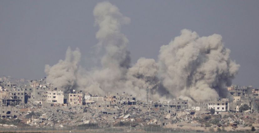 هآرتس: الجنود في غزة يحرقون منازل المدنيين بهدف الانتقام وبدون إذن قضائي