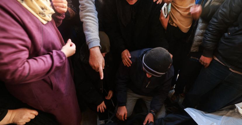 / فلسطينيون يتعرفون على جثث أقاربهم الذين قتلوا في القصف الأخير على خان يونس ورفح في مستشفى النجار في مدينة رفح الحدودية جنوب قطاع غزة قبل دفن جماعي في 25 يناير 2024