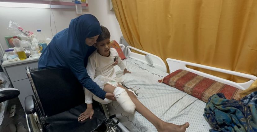 صائب أبو مهادي (11 عامًا)، صبي فلسطيني أصيب أثناء لعب كرة القدم مع أصدقائه خلال الهجمات الإسرائيلية على مخيم النصيرات للاجئين في غزة وبترت إحدى ساقيه،