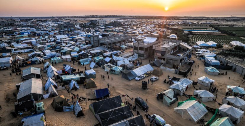 منظر جوي لمخيمات النازحين في رفح جنوب قطاع غزة قرب الحدود مع مصر - getty 