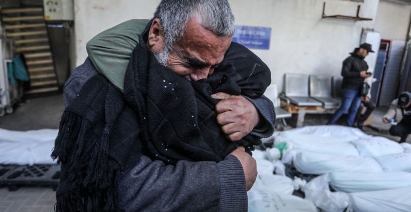مواطنون في غزة يبكون الشهداء من عائلاتهم. 10 يناير 2024