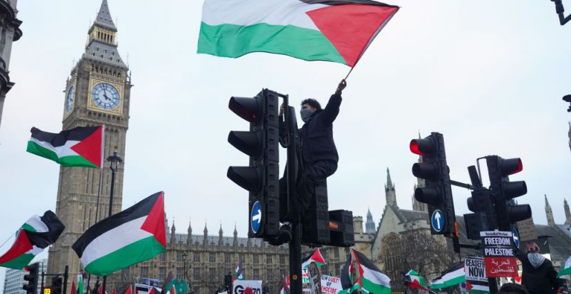 متظاهرون بريطانيون داعمون للقضية الفلسطينية.