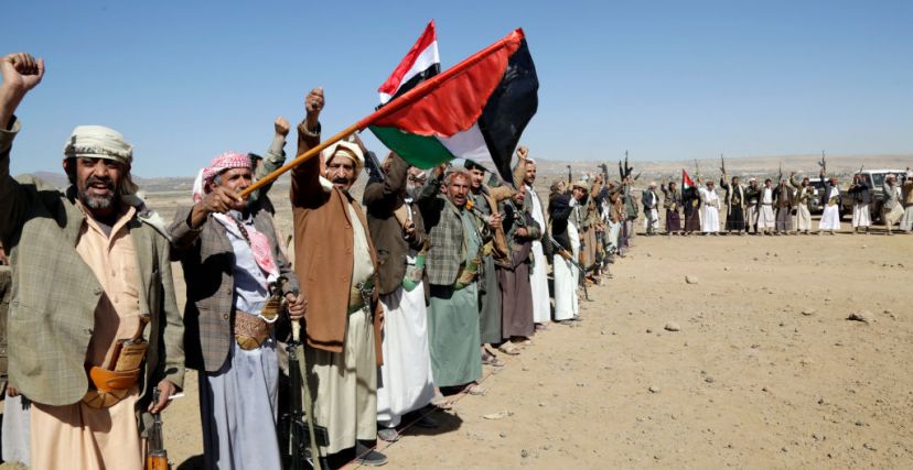 مقاتلون حوثيون يرفعون العلم الفلسطيني