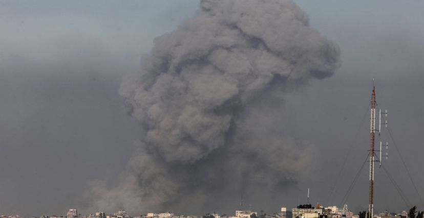 تصاعد أعمدة الدخان في خانيونس بعد قصف الاحتلال للمنطقة. 19 يناير 2024