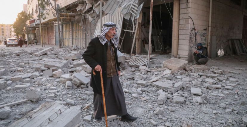  فلسطيني في الخليل، بعد هدم وتفجير جنود الاحتلال منزلي الشهيدين نصر وعبد القادر القواسمي MOSAB SHAWER/Getty