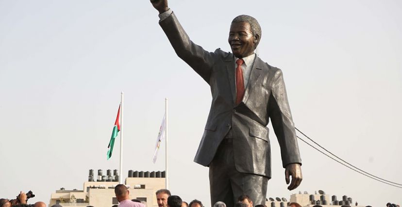 مجسّم للزعيم الجنوب إفريقي المناصر لقضية فلسطين، نيلسون مانديلا، في رام الله - Issam Rimawi /Getty Images