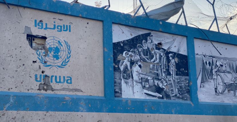تحاول إسرائيل شطب وكالة غوث وتشغيل اللاجئين الفلسطينيين - اونروا (Karam Hassan/ Getty Images) 