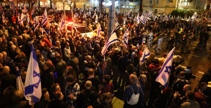 متظاهرون إسرائيليون يطالبون بإجراء صفقة تبادل - getty 
