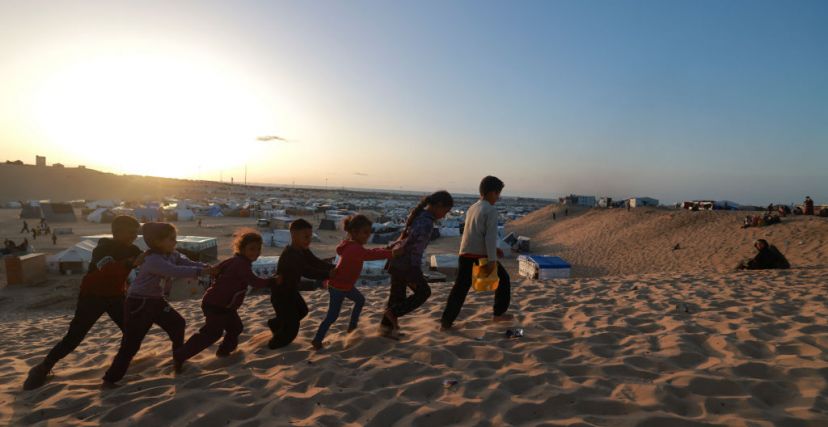 أطفال يلهون في جنوب قطاع غزة - تعبيرية 