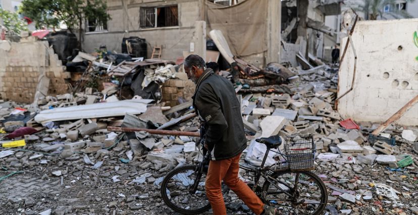 قصف إسرائيلي خلّف دمارًا كبيرًا في رفح - صورة: جهاد الشريف (الأناضول)