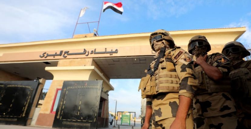 شهادات مروعة من الغزيين المرضى في مصر حول تعامل الأمن معهم (رويترز)
