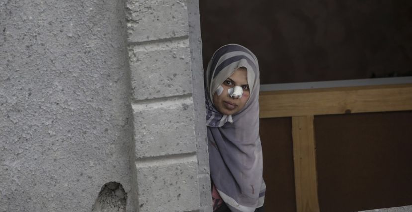 سيّدة في مخيم النصيرات وسط قطاع غزة، بعد غارة إسرائيلية محمد صابر/ EPA