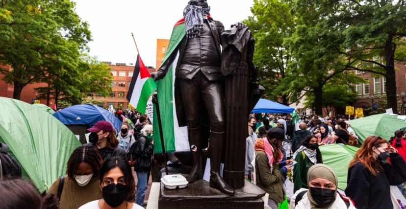 تمثال جورج واشنطن مزين بالأعلام الفلسطينية خلال مظاهرة مؤيدة للفلسطينيين قام بها طلاب جامعيون في جامعة جورج واشنطن (GWU)