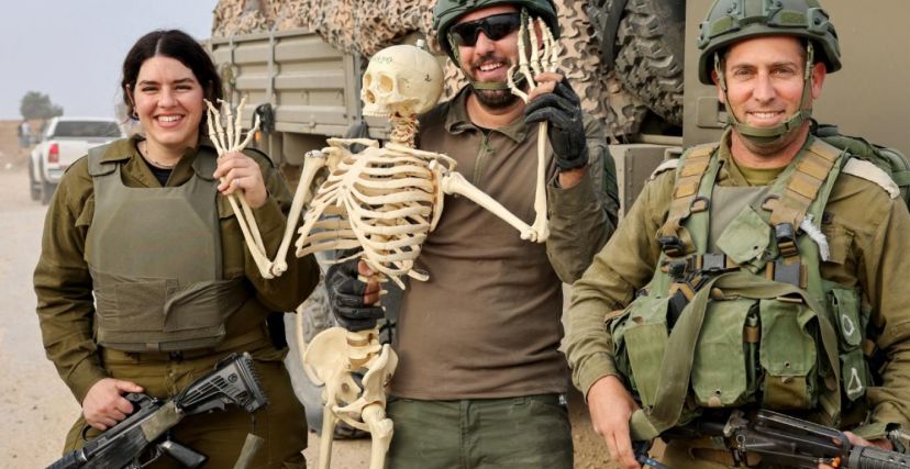 جنود يسرقون محتويات مختبر تعليمي من غزة 