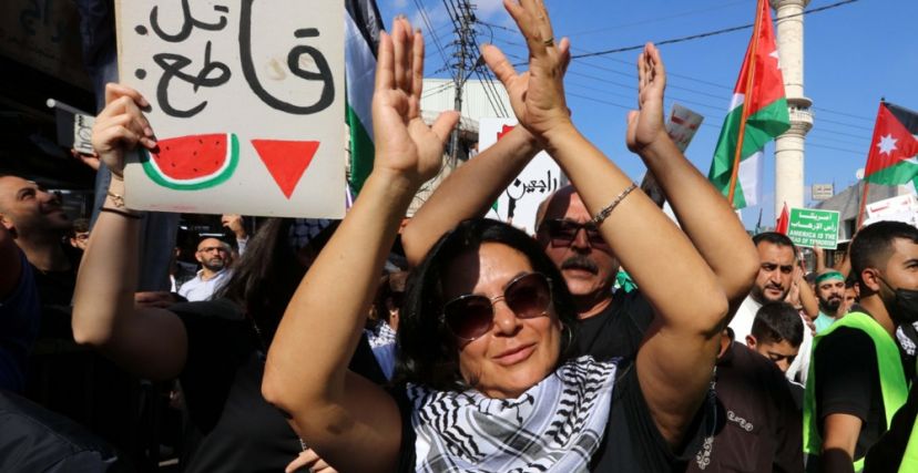 لافتة رفعها متظاهرون في عمّان لمقاطعة المنتجات الإسرائيلية - EPA