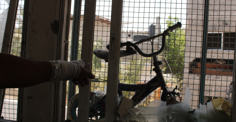 استشهد الطفل وبقيت دراجته بعد قصف إسرائيلي استهدف مدرسة النازحين بمخيم النصيرات