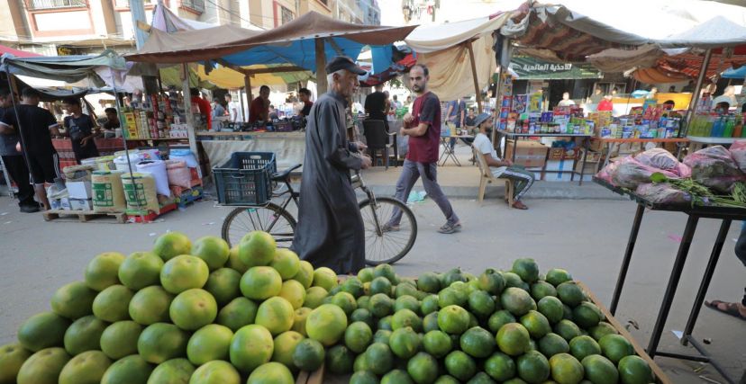 (Getty) سوق مخيم النصيرات خلال العدوان على غزة