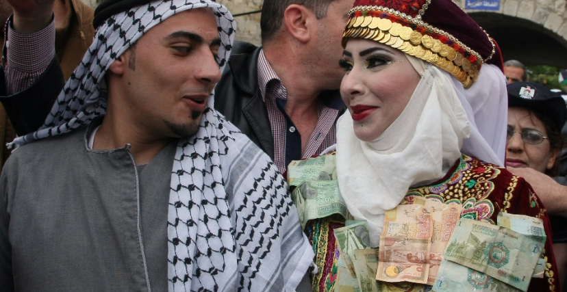   العرس الفلسطيني: ماذا عن كسوة العروس؟   التطريز الفلسطيني GettyImages-144468860
