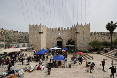 باب العامود وسط القدس، في رمضان 