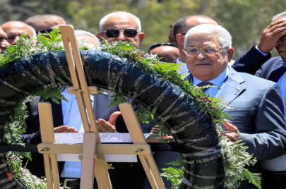 الرئيس محمود عباس يضع إكليل ورد في مقبرة الشهداء الجديدة في مخيم جنين | تصوير زين جعفر