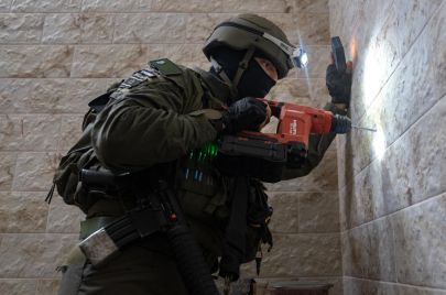 جندي إسرائيلي يأخذ قياسات هندسية في منزل الشهيد كامل أبو بكر في رمانة غرب جنين