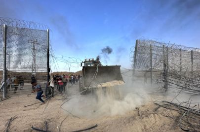 جرافة فلسطينية تزيل جزءًا من السياج الفاصل بين قطاع غزة ومستوطنات الغلاف | gettyimages