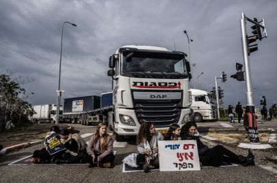 مئات المستوطنين بينهم عضو كنيست يمنعون إدخال المساعدات لغزة