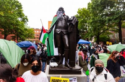 تمثال جورج واشنطن مزين بالأعلام الفلسطينية خلال مظاهرة مؤيدة للفلسطينيين قام بها طلاب جامعيون في جامعة جورج واشنطن (GWU)