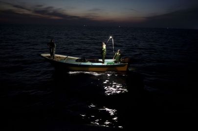 الصيادون في غزة.. عُزلة وحربٌ في الظلمات